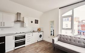 Modern Central Studio And One Bed Flats Close To The Beach